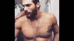 احدث فيديوهات الوسيم التركى جان يامان يضع وشم على صدره من كواليس الطائر المبكر erkenci kus youtube cross necklace necklace jewelry