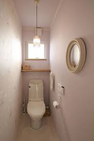 フェミニンピンクなトイレ おしゃれ狭くても快適トイレの トイレ 壁紙 トイレ 壁紙 おしゃれ 狭いバスルームのデザイン