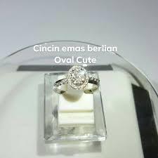 Kumpulan gambar tentang foto tangan cincin tunangan, klik untuk melihat koleksi gambar lain di kibrispdr.org. 36 Ide Aneka Cincin Emas Berlian Oval Fashion Cincin Emas Emas Cincin