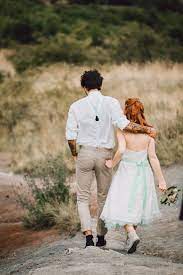 Unsere dienstleistungen im bereich zahnimplantate. Braut Mit Chucks Und Brautigam Im Hipster Style We Like Hipster Hochzeit Hipster Mode Paar