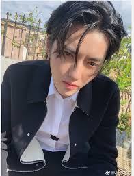 吳亦凡代言的中國化妝品品牌，是爆料文曝光後第一個與吳亦凡解約的品牌。 吳亦凡身為 lv 代言人，昨晚 lv 先是關閉了與吳亦凡有關的 po 文，隔不到一小時隨即又設為公開，猜測是與代言合約有關。 延伸閱讀： 彭于晏一甩恐怖皮包骨! å³äº¦å‡¡æ–°é«®åž‹æ› è¶…åŽšé½ŠåŠ‰æµ· åƒç¢—å…¬ ç¶²ç¬' é•·å¾—å¸¥å°±æ˜¯èƒ½æƒ¡æžè‡ªå·± Ettodayæ˜Ÿå…‰é›² Ettodayæ–°èžé›²