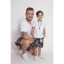 São como dois troncos fortes de madeira, um pai e um filho, que se amam, mas quase não conseguem se abraçar. Pai E Filho Kit 02 Bermudas Preta Floral Colecao Tal Pai Tal Filho