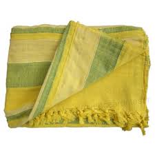 Le dessus de lit est aussi décoratif qu'utile. Tenture Kerala Plaid Couvre Lit Jaune Et Vert Provence Aromes Tendance Sud