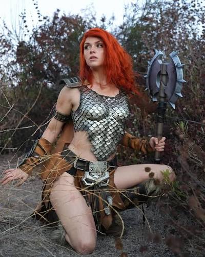 I had such a hard time deciding between the first and second photos of my  new Red Sonja! Also hey I finally finished my Red Sonja 😂 it's based off  of (kinda