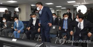 미국의 주요언론들은 출구조사 뿐만 아니라 개표가 진행되는 과정에서 자체 예측조사 결과를 발표하는데요 예측조사 결과가 오후쯤에는 나오지 않을까 관측되고 있습니다. L1xvkv8lq6pf M