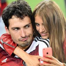 Beste mats hummels hochzeit von mats hummels und cathy fischer so süß bedankt sich das. Cathy Hummels Ausgerechnet Am Tag Des Em Spiels Das Verpasst Mats Derwesten De