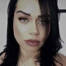 Shelly Braham's Instagram, Twitter & Facebook