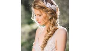 Le chignon de cendrillon, les tresses de jasmine ou raiponce… Bijoux De Cheveux 20 Coiffures De Princesse Reperees Sur Pinterest