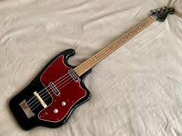 半年ほど前 ヤフオクで見ていた超珍しいベース 60年代のロシア製 tonikabass もの凄く興味を惹かれながらも アウトプットの形状が特殊で日本で使うには改造が必要な状態 どうしようかな と思っ てるうちに終了してました が また再度出現 同じ個体がアウトプット