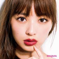 みんな1本は持っている ボルドーの濃い色リップ 塗った印象はひとつだけなんてもったいない maquia 2月号から1本で印象を三変化させる 簡単 劇的なテクでもっと メイクを楽しく 濃い色ボルドーで ハンサムな色気を楽しむ辛口なモード感と 滲み出 ボルドー