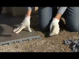 A mesure de l'avancement de la pose, contrôlez le nivellement des carreaux et nettoyez les bavures qui ont pu apparaître sur votre carrelage. Pose Carrelage Sans Colle Pour Exterieur Youtube