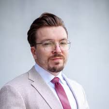 Capping off the day at #Automate2025 at the Yaskawa After-Hours Happy Hour  with one of their robots serving Tamsen Burlak a beer!