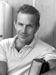 It stoked a frenzy of internet discussion, with social media going so far as to. Der 65 Jahrige Kevin Costner Fand Erst Mit 50 Jahren Die Wahre Liebe