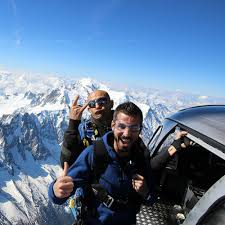 Achetez votre saut en tandem en ligne et venez faire votre saut en tandem à proximité de paris. Saut En Parachute Face Au Mont Blanc Activ Annecy
