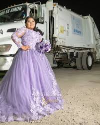 Escritura 🚛👑 ORGULLO SOBRE RUEDAS: EL HOMENAJE MÁS HERMOSO DE UNA  QUINCEAÑERA A SU PADRE 💖 Mientras muchas jóvenes sueñan con lujosos  escenarios y autos elegantes para celebrar sus quince años… Yukari