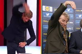 Manchester united got the best of liverpool to advance to the fifth round of the fa cup on sunday, joining nine other premier league sides already through the round of 16. Peter Crouch Does His Best Rod Stewart Impression Before Handing Former Club Liverpool Tough Fa Cup Draw At Manchester United