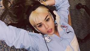 Danna paola con sobrecamisa con estampado de cuadros. Danna Paola Responde Tras Ser Captada Besandose Con Alex Hoyer Video Mexico Usa Eeuu Estados Unidos Nndc Tvmas El Comercio Peru