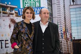 Un hombre y una mujer muy diferentes entre sí se conocen debido a que sus hijos se han enamorado. 9whhvez7wwootm