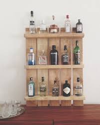 Einen Gin Tonic Bitte Regal Aus Palette Do It But Do It Now Noch Ein Blog Uber Diy Interior Food Berlin Regal Aus Paletten Bar Aus Paletten Regal