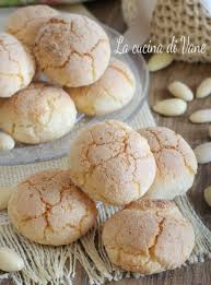 Si Sciolgono In Bocca Senza Farina Profumati E Golosissimi Ricette Amaretti Ricette Dolci