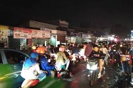 Pasar malam jelatek terletak dekat dengan lrt jelatek. Ada Pasar Kaget Malam Takbiran Di Sejumlah Ruas Jalan Bekasi Macet