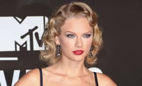 Sarah hyland came to taylor swift's defense after life and style magazine accused the singer of getting plastic surgery. Has Taylor Swift Had Cosmetic Surgery