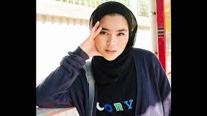 'asma' membawa maksud 'nama' dalam ejaan rumi dan dalam bahasa arab disebut اسماء الله الحسنى serta dikongsikan terjemahan makna bahasa melayu dan juga huraian melalui video. Arti Nama Azizah Posbunda