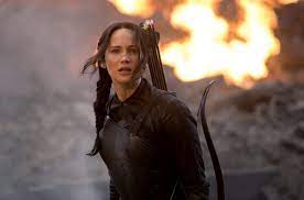 Having twice survived the hunger games, katniss finds herself in district 13. Sinopsis Film The Hunger Games Mockingjay Part 1 Tayang Malam Ini Di Trans Tv Kumparan Com