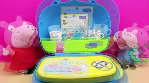 Tiene un fogón con una sartén, cuchara y un fregadero. Mini Cocina De Peppa Pig En Espanol Cocinita De Juguete Peppa Pig Y George Comen Pancakes Video Dailymotion