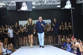 O apresentador galvão bueno e desirée soares realizaram este sonho, que já foi uma ideia de muita gente na infância, e mostraram a casa de 44 metros quadrados que construíram em torno de uma árvore, em porecatu, no paraná, ao programa da apresentadora ana maria braga, o mais você. Formatura Do Studio Desiree Soares Londrinatur Portal De Londrina E Norte Do Parana