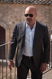 Le immagini del commovente cortometraggio dal titolo raro di luca zingaretti, promosso da rai cinema per telethon. 150 Inspector Montalbano Ideas Tv Detectives Lucas Young Montalbano