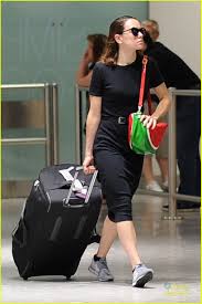 Star Wars Daisy Ridley Heads Home To England After Comic Con Daisy Ridley Heathrow Arrival Watermelon Purse 03 Photo Daisy Ridley Watermelon Purse Daisy