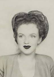 Marilyn monroe), урождённая но́рма джин мо́ртенсон (англ. Biografiya Merilin Monro Pervyj Muzh 1942 God Besedka Tv