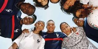 Actus calendrier & résultats (groupes) groupe f (france) tous les matchs buteurs passeurs fairplay les sélections class. Football Nike Devoile Les Nouveaux Maillots De L Equipe De France