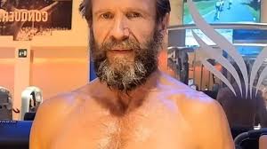 Sportlich: Ralph Fiennes (62) überrascht mit krassem Sixpack