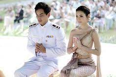 Wer im gebirge von einem unwetter überrascht wird, dem droht lebensgefahr. 34 Thai Wedding Ideen Hochzeit Traditionelle Brautkleider Thailandisches Kleid