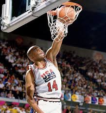 Il punto culminante dei festeggiamenti fu durante l'ingresso nello stadio di un tedoforo che reggeva la fiaccola accesa a olimpia e arrivata, dopo un viaggio di 3.075 km per tutta l'europa, a berlino, grazie a staffette che avevano. Charles Barkley Usa Basketball Team Dream Team Team Usa Basketball Dream Team Olympic Basketball