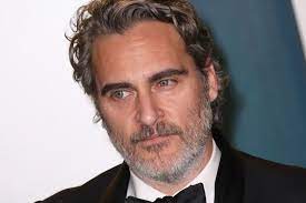 Der joker in dieser reihe ist ein athletischer, rotäugiger mann mit einem deutlich wilderen äußeren als der joker in den anderen versionen: Joker Studio Lockt Joaquin Phoenix Mit Einer Wahnsinns Summe Fur Zwei Weitere Filme Gq Germany