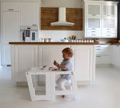 Montessori Helfer Turm Tisch Und Stuhl In Einem Lernhocker 2v1 In 2020 Table And Chairs Learning Tower Table