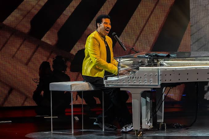 Lionel Richie hospitalized dehydration concert