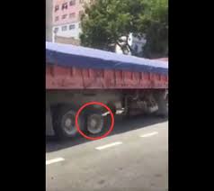 Pemandu rempuh tiang, pandu kereta dipercayai dalam keadaan mengantuk. Video Lori Cabut Lari Dari Polis Dengan Selamba Rempuh 15 Kenderaan Di Subang Jaya