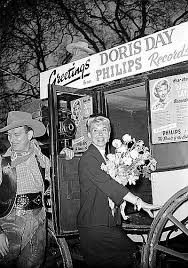 This Is The Reception Doris Got When She Arrived In England For The First Time In 1955 Doris Day Movies Dory Old Movie Stars