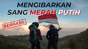 A left turn on the clearest (in 2017) trail leads to gunung gundul (a 30 minute walk apparently, and perhaps around 350m high). Pengibaran Bendera Merah Putih Di Atas Gunung Prau 2020 Youtube