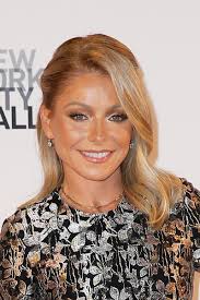 Want kelly ripa's toned arms? Kelly Ripa Medium Wavy Cut Kelly Ripa Hair Looks Stylebistro