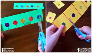 Se trata de practicar los verbos con preposición, que siempre nos hoy tenemos un juego de mesa online para para practicar la rutina diaria (nivel a1): Tips Y Actividades Divertidas Para Ensenar A Un Nino A Recortar Mama Nene Maternidad Y Recursos Educativos