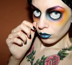 Als kleine hexe hatte sie auf der einen backe eine spinne und auf der anderen ein spinnennetz. Halloween Schminken 30 Verbluffende Ideen Archzine Net