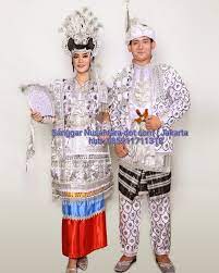 Baju kurung bukan sahaja kelihatan ayu dan 'manis' dipakai, tetapi juga merupakan fesyen yang tidak luput ditelan zaman. Sewa Baju Adat Sewa Baju Daerah Sanggar Baju Daerah