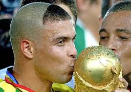 A quelques jours du mondial 2002, ronaldo est blessé à l'aine, les spécialistes se demandent alors si le joueur peut tenir son rôle de leader au sein de la seleçao. Trois Generations Trois Souvenirs La Liberte
