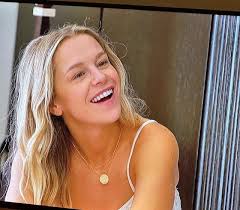 Stacy sin maquillaje se parece a Helmeppo de One Piece Live Action :  r/LoveIsBlindNetflix