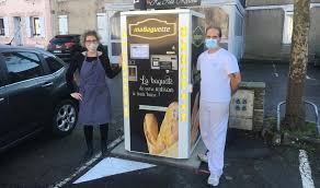 Saint Pere En Retz Un Distributeur De Baguettes Sur La Place Du Marche Nantes Maville Com